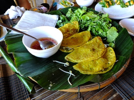 Cycling to Tra Que vegetables & family cooking tour
