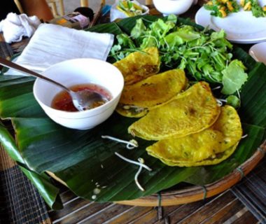 Cycling to Tra Que vegetables & family cooking tour