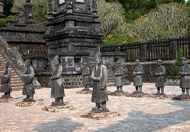 the-emperor-minh-mangs-tomb