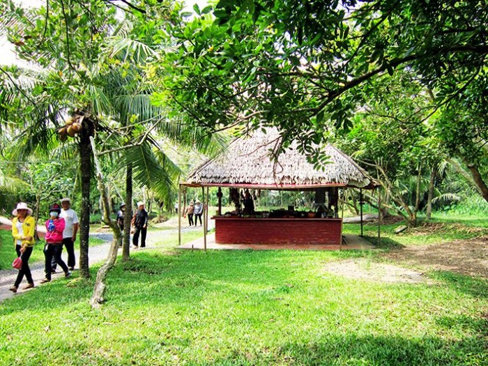 Đi_bộ_tham_quan_cồn_Phụng